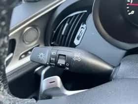 Kia Stinger (2018) thumbnail 33