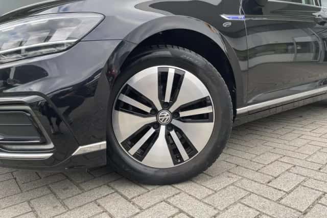 Volkswagen Passat (2021) thumbnail 2