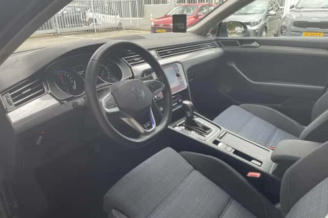 Volkswagen Passat (2021) thumbnail 15