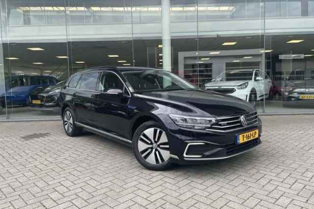 Volkswagen Passat (2021) thumbnail 3