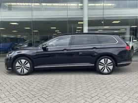 Volkswagen Passat (2021) thumbnail 4