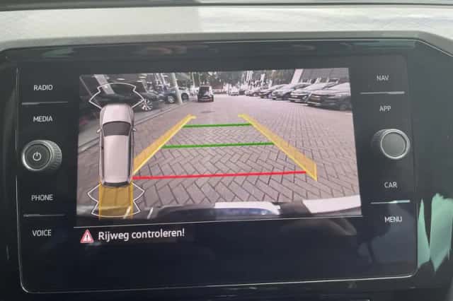Volkswagen Passat (2021) thumbnail 32