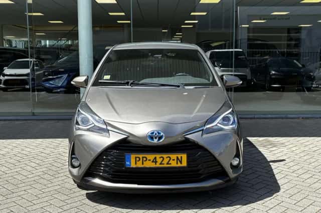 Toyota Yaris (2017) thumbnail 2