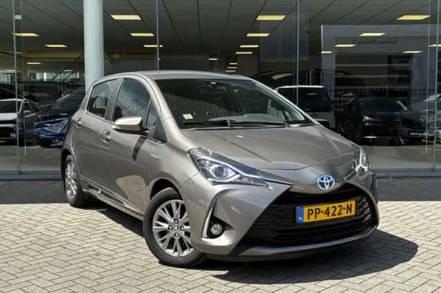 Toyota Yaris (2017) thumbnail 3
