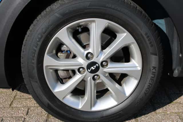 Kia Stonic (2023) thumbnail 5