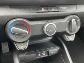Kia Stonic (2019) thumbnail 22