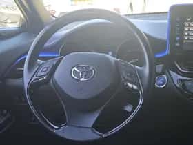 Toyota C-HR (2017) thumbnail 11