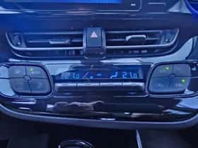 Toyota C-HR (2017) thumbnail 18