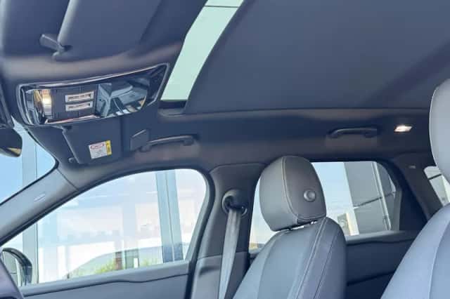 Land Rover Range Rover Velar (2026) thumbnail 5