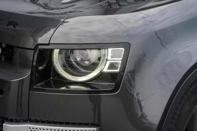 Land Rover Defender (2023) thumbnail 4