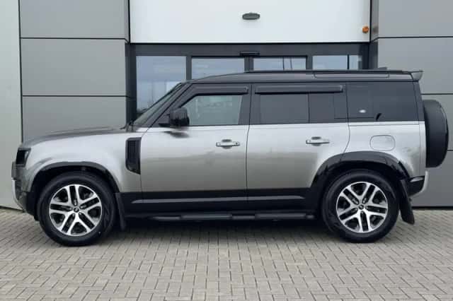 Land Rover Defender (2022) thumbnail 3