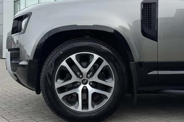 Land Rover Defender (2022) thumbnail 5