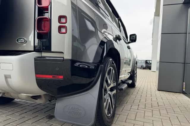 Land Rover Defender (2022) thumbnail 6