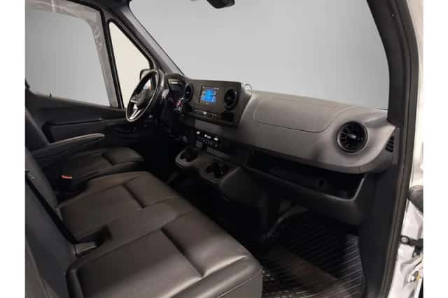 Mercedes-Benz Sprinter (2023) thumbnail 9