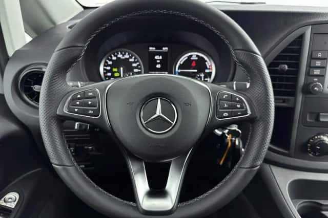 Mercedes-Benz eVito (2025) thumbnail 11