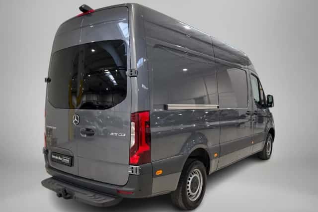 Mercedes-Benz Sprinter (2023) thumbnail 2