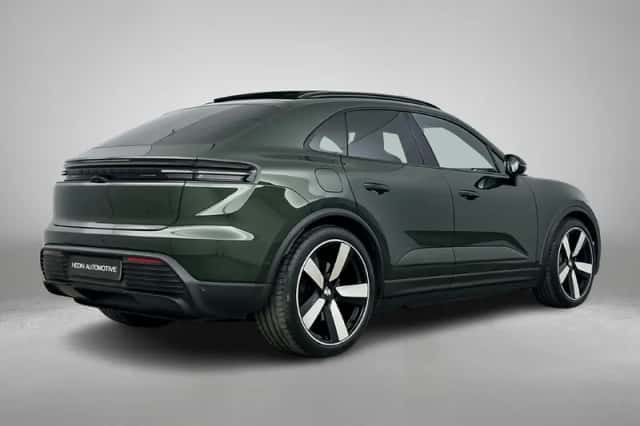Porsche Macan (2024) thumbnail 2