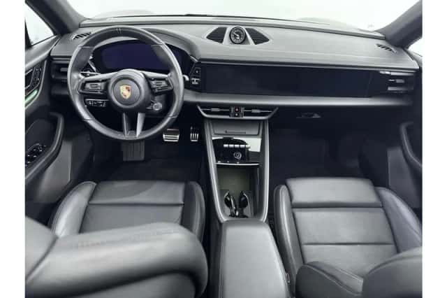 Porsche Macan (2024) thumbnail 3