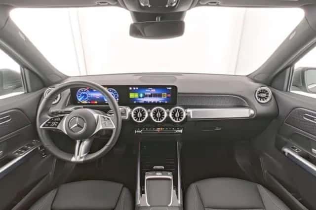 Mercedes-Benz EQB (2025) thumbnail 3