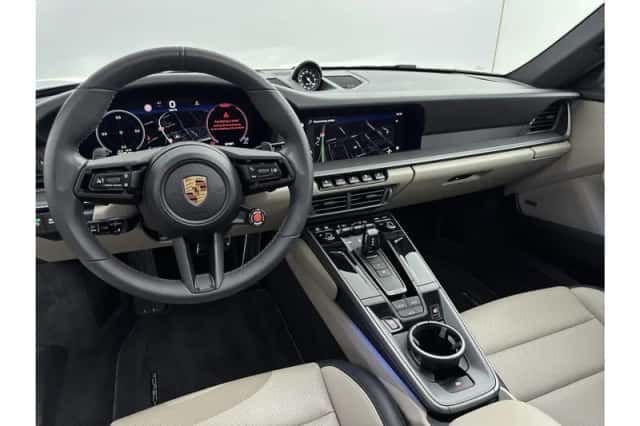Porsche 911 (2025) thumbnail 3
