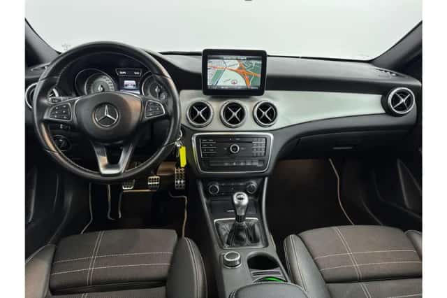 Mercedes-Benz GLA (2016) thumbnail 3