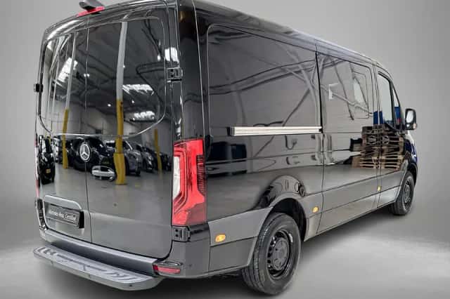 Mercedes-Benz Sprinter (2023) thumbnail 2