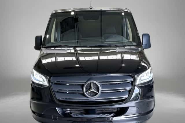 Mercedes-Benz Sprinter (2023) thumbnail 3