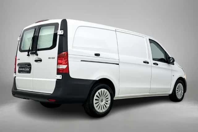Mercedes-Benz Vito (2024) thumbnail 2