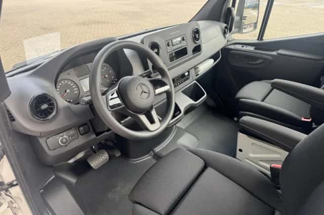 Mercedes-Benz Sprinter (2024) thumbnail 3