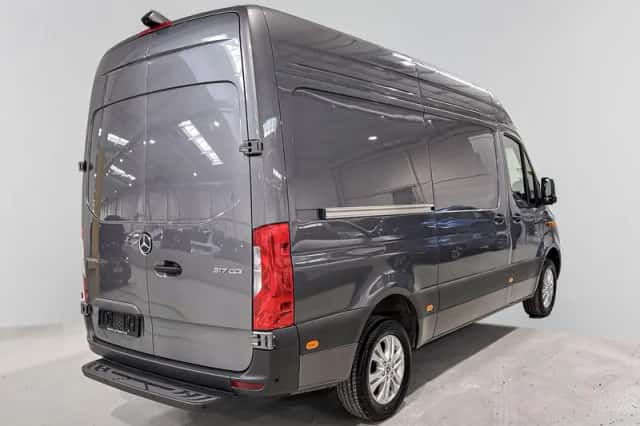 Mercedes-Benz Sprinter (2024) thumbnail 2