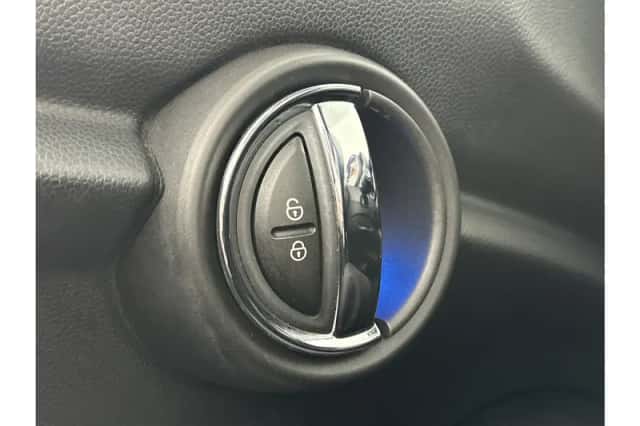 MINI Cooper (2018) thumbnail 16