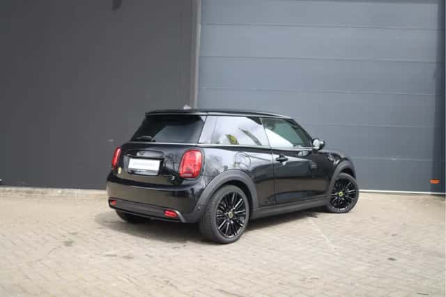 MINI Electric (2023) thumbnail 2