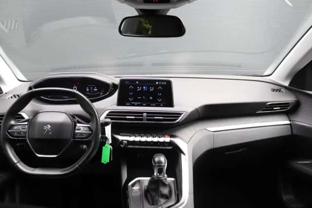 Peugeot 3008 (2018) thumbnail 3