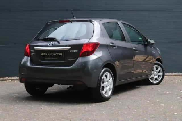 Toyota Yaris (2016) thumbnail 2