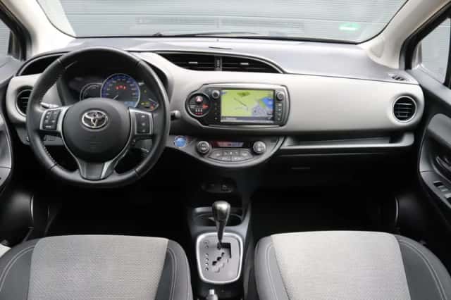 Toyota Yaris (2016) thumbnail 3