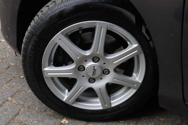 Toyota Yaris (2016) thumbnail 5