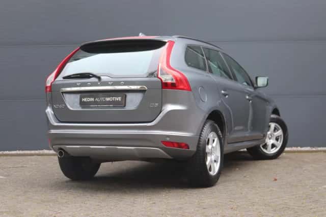 Volvo XC60 (2017) thumbnail 2
