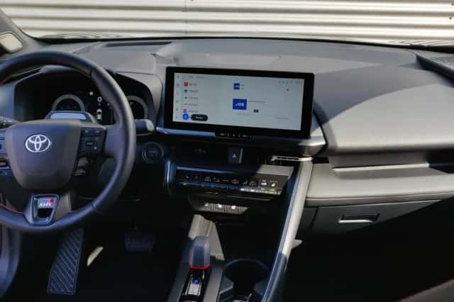 Toyota C-HR (2024) thumbnail 3