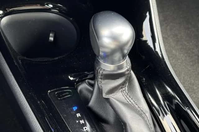 Toyota C-HR (2019) thumbnail 11