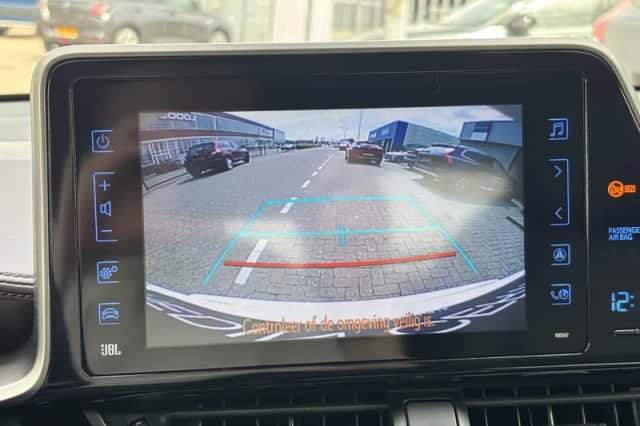 Toyota C-HR (2019) thumbnail 18