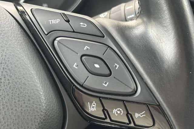Toyota C-HR (2019) thumbnail 24