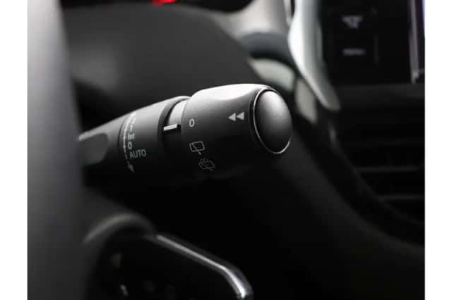 Peugeot 208 (2013) thumbnail 25