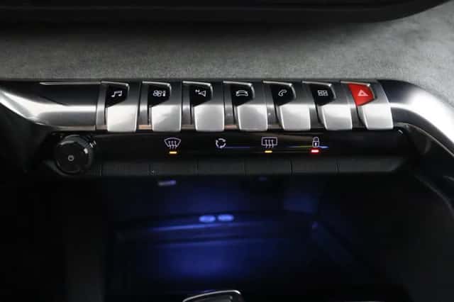 Peugeot 3008 (2021) thumbnail 8