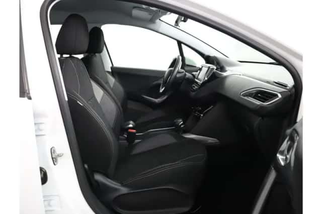 Peugeot 2008 (2018) thumbnail 18