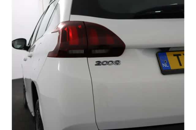 Peugeot 2008 (2018) thumbnail 36