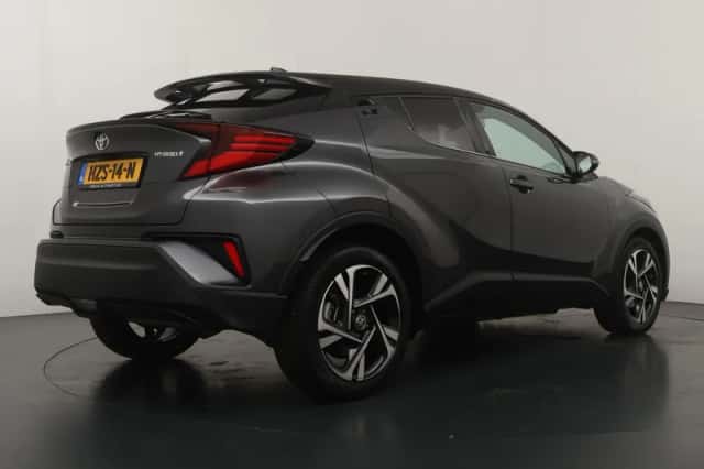 Toyota C-HR (2022) thumbnail 2