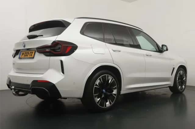 BMW iX3 (2022) thumbnail 2