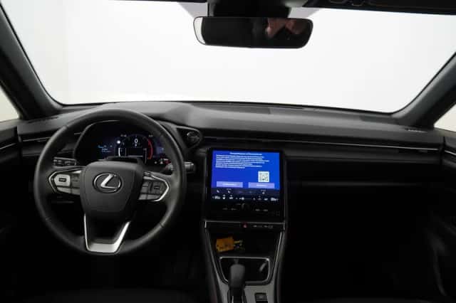 Lexus LBX (2024) thumbnail 2