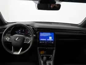Lexus LBX (2024) thumbnail 2