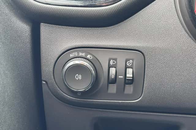 Opel Crossland X (2019) thumbnail 15